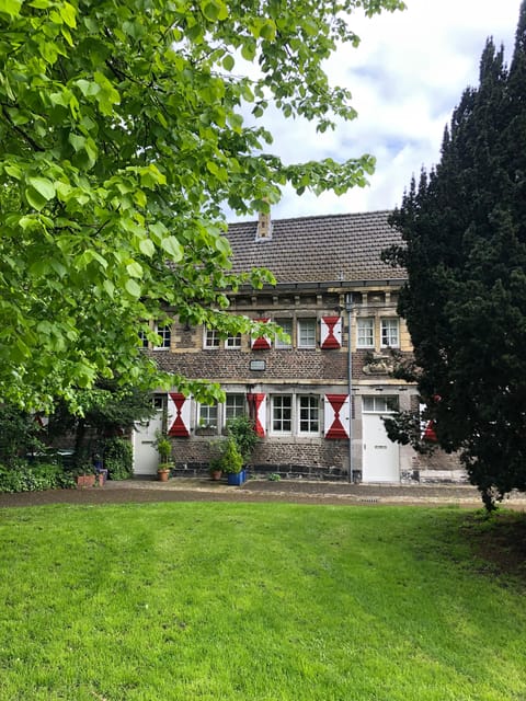 2H Walking Tour Maastricht - Courtyards, alleys, and the value of looking closely