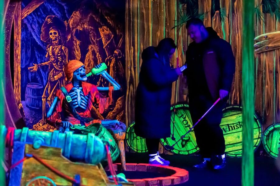 Aloha Amsterdam: 12-Hole Glow-in-the-Dark Mini-Golf - How the 45-minute round works