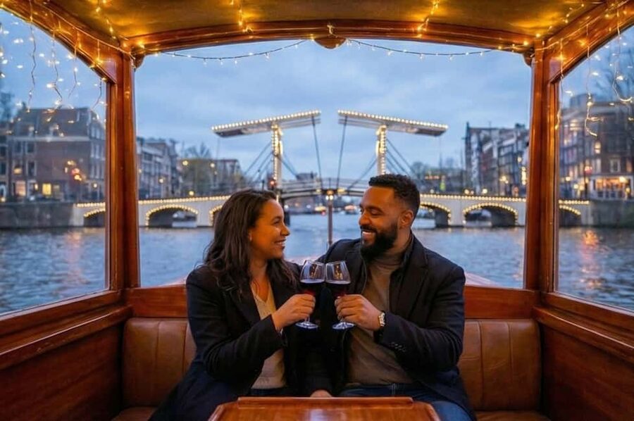 Amsterdam:1.5-Hour Canal Cruise local Guide, Drinks & Snacks - Why this small Amsterdam canal cruise works