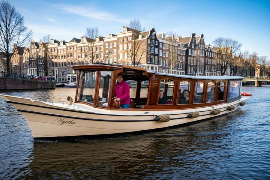 Amsterdam:1.5-Hour Canal Cruise local Guide, Drinks & Snacks - From the meeting point to the first bridges