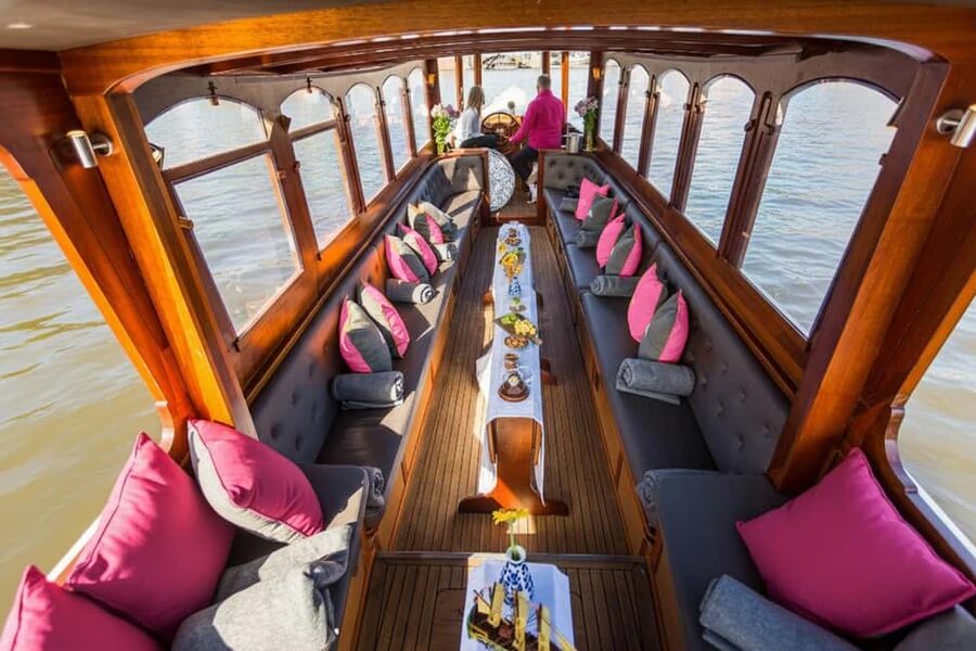Amsterdam:1.5-Hour Canal Cruise local Guide, Drinks & Snacks - Maritime Museum, Amrâth, and the old eastern canals