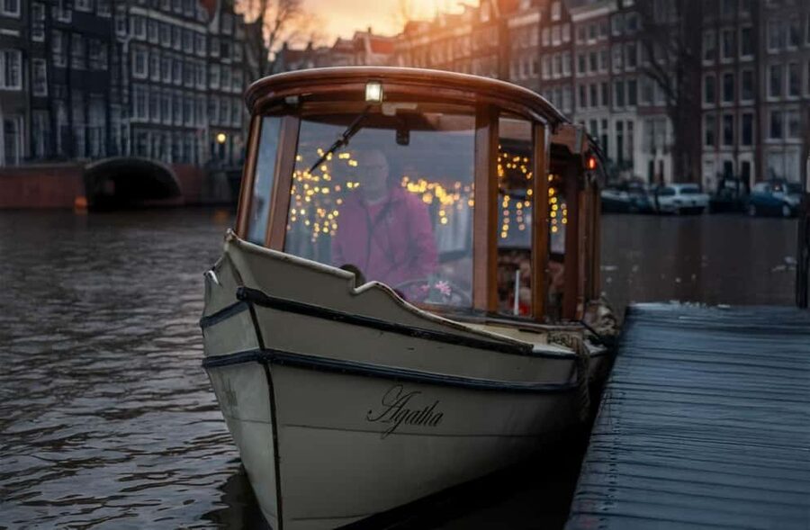 Amsterdam:1.5-Hour Canal Cruise local Guide, Drinks & Snacks - Canal-belt architecture and the Magere Brug