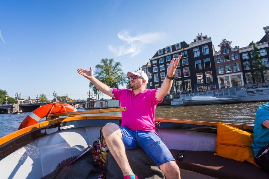 Amsterdam:1.5-Hour Canal Cruise local Guide, Drinks & Snacks - The Red Light District from the water