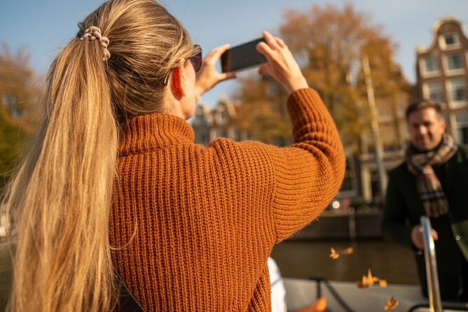 Amsterdam 1-Hour Canal Cruise With Live Guide - What the live guide adds to the ride