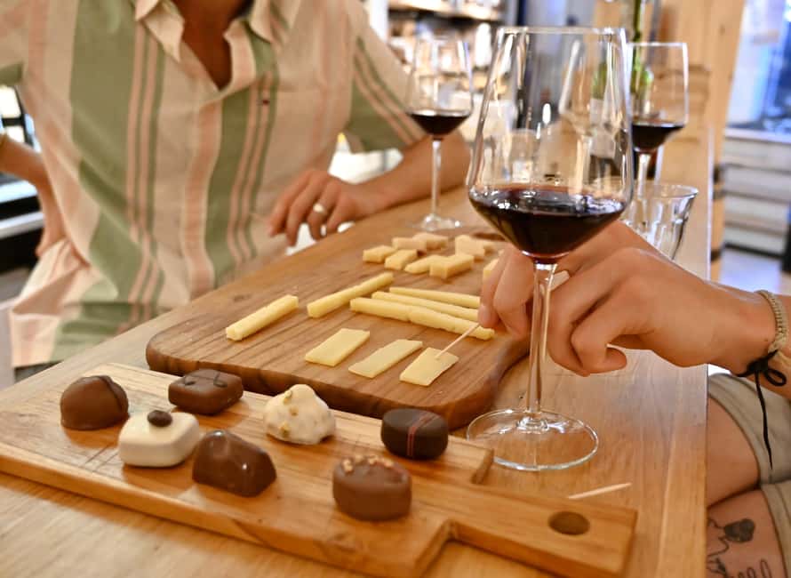 Amsterdam: 10 Tastings Guided Food Tour by UNESCO Canals - Gouda, wine, and a lesson in Dutch eating