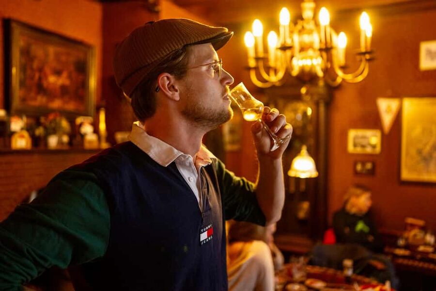 Amsterdam: 10 Tastings Guided Food Tour by UNESCO Canals - Starting with cheese at Gastrovino