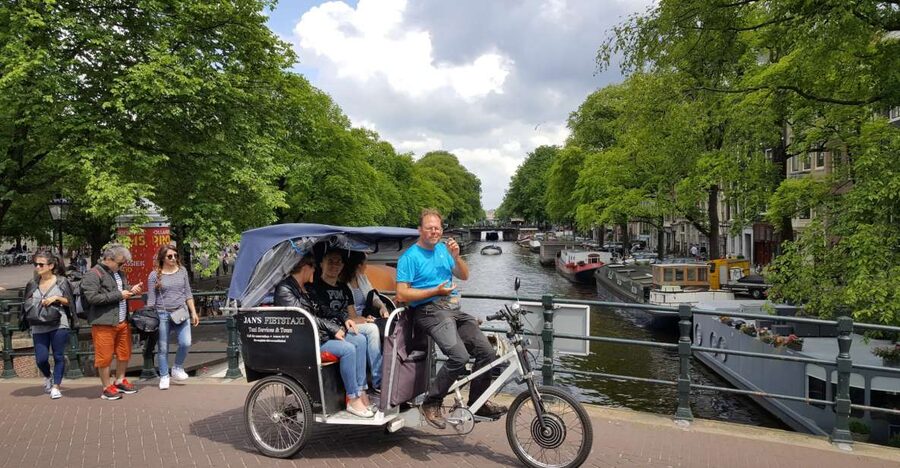 Amsterdam: 2-Hour Sightseeing Tour by Rickshaw - Why a rickshaw works well in Amsterdam’s old center