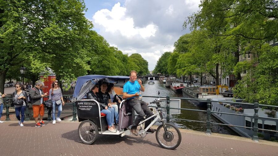 Amsterdam: 2-Hour Sightseeing Tour by Rickshaw - Jan’s personal guiding style