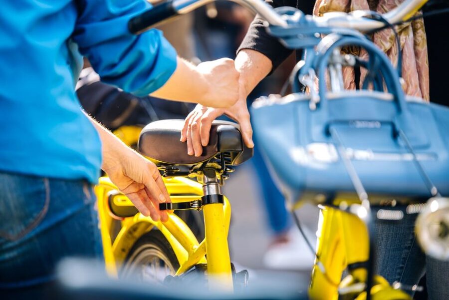 Amsterdam: 3h E-Bike Tour with break - Through Amsterdam’s canals and narrow streets