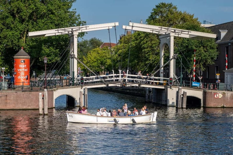 Amsterdam: 75 minute Open Boat Canal Cruise with Live Guide - Captains, commentary, and the feel onboard