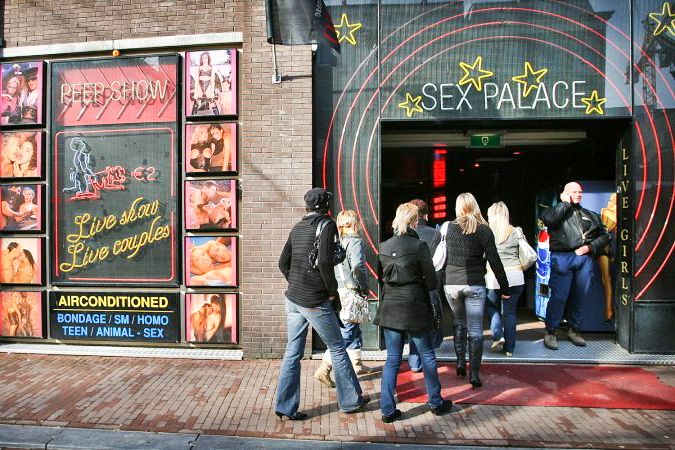 Amsterdam: After Dark Red Light District Tour - The Bulldog and Amsterdam’s coffeeshop culture