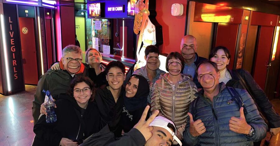 Amsterdam: After Dark Red Light District Tour - Walking through the busiest lanes of De Wallen