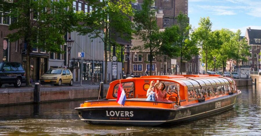 Amsterdam: Amsterdam Dungeon and Canal Cruise Entry Ticket - Why the Dungeon works for older children and adults
