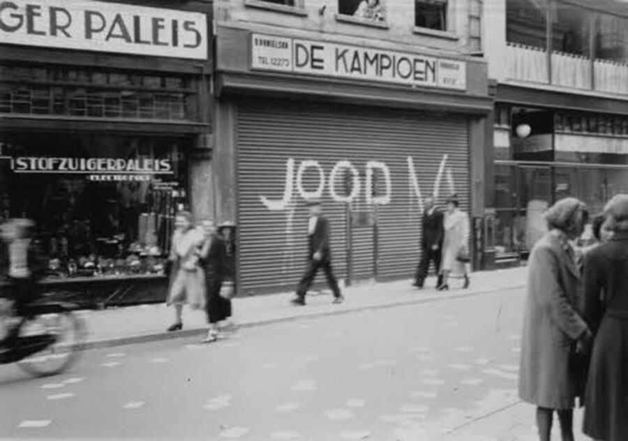 Amsterdam: Anna Frank and World War II History Walking Tour - Walking toward Anne Frank’s hiding place