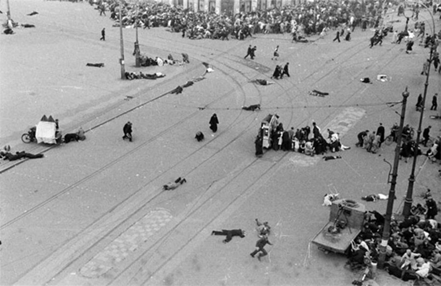 Amsterdam: Anna Frank and World War II History Walking Tour - Amsterdam’s Jewish community before the war