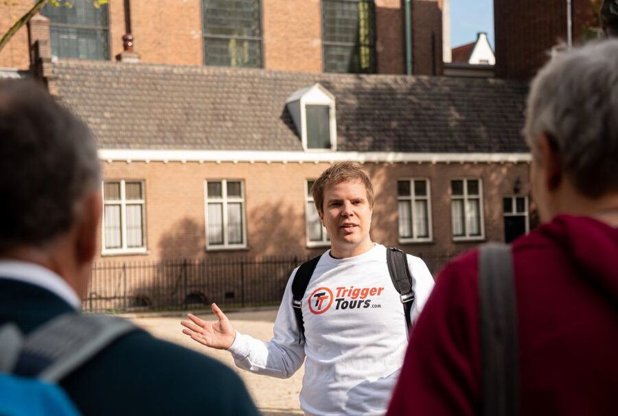 Amsterdam: Anne Frank and Jewish Quarter Tour - Guides, group size, and the tone of the experience