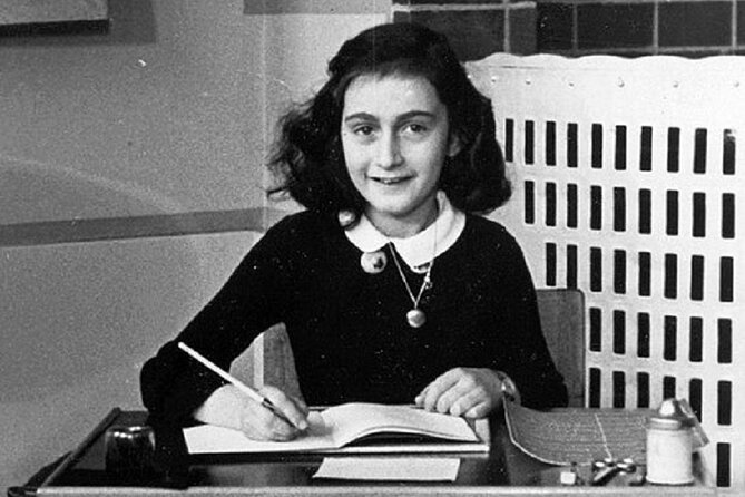 Amsterdam: Anne Frank and World War II Walking Tour (TOP RATED) - Remembering deportation at the Auschwitz Monument