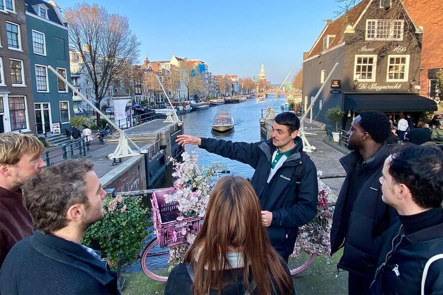 Amsterdam: Anne Frank Guided Small Group Walking Tour - How the guides shape the experience