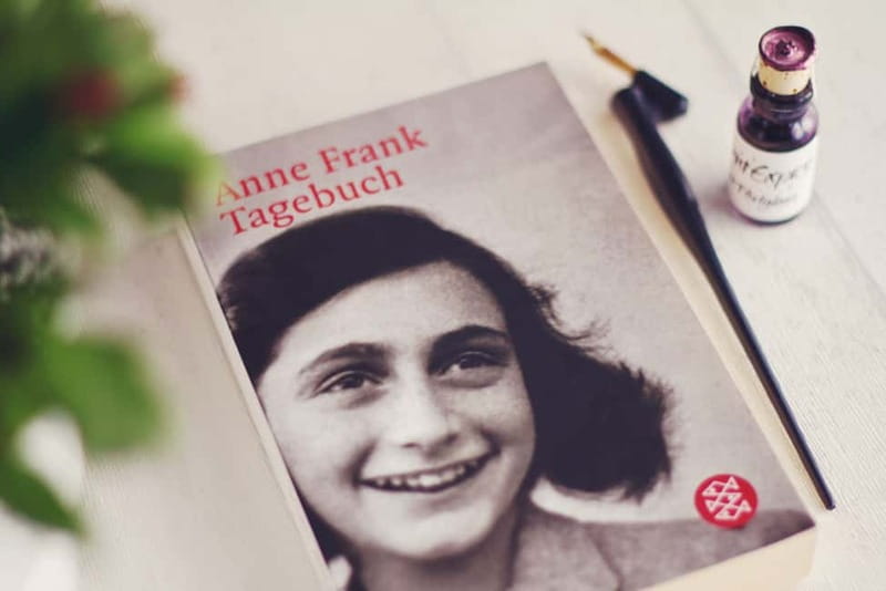 Amsterdam: Anne Frank Walking Tour - Guided in EN/DE/IT/ES - Nieuwmarkt Square and the Zuiderkerk