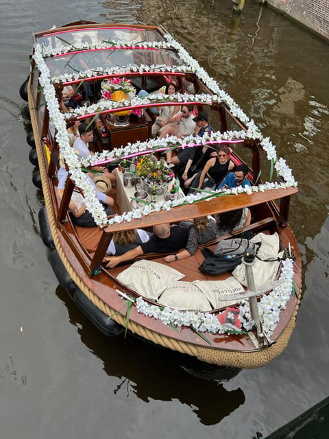Amsterdam: Boat Tour with Optional Unlimited Drinks - Guides who make the short ride work
