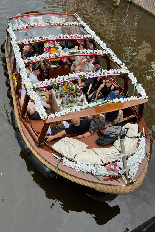 Amsterdam: Boat Tour with Optional Unlimited Drinks - Who should book this Amsterdam canal cruise