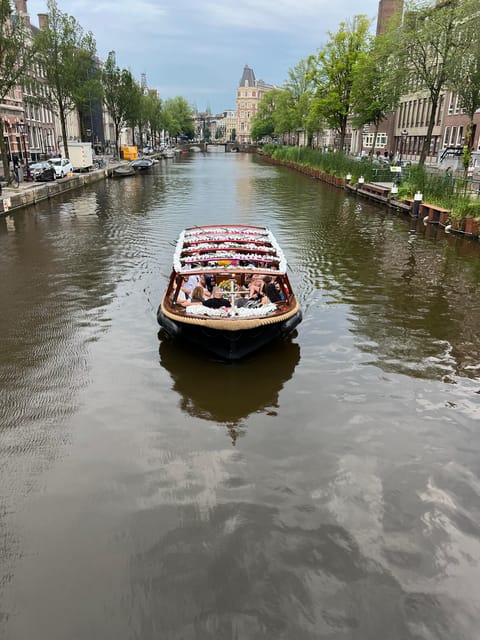 Amsterdam: Boat Tour with Optional Unlimited Drinks - The 45-minute route through Amsterdam’s oldest center