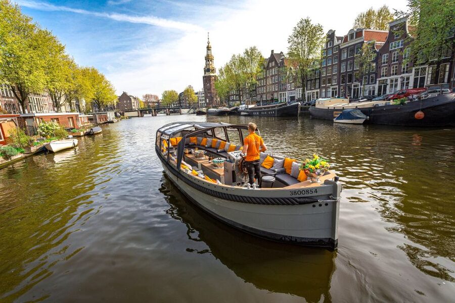 Amsterdam: Canal Belt Private Beer Boat Tour - Four beers, not an unlimited bar