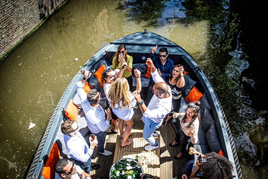 Amsterdam: Canal Belt Private Beer Boat Tour - A private celebration for up to 35 people