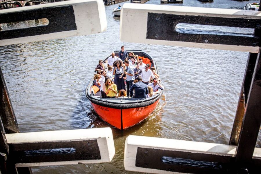 Amsterdam: Canal Belt Private Beer Boat Tour - Planning your 90 minutes on the water