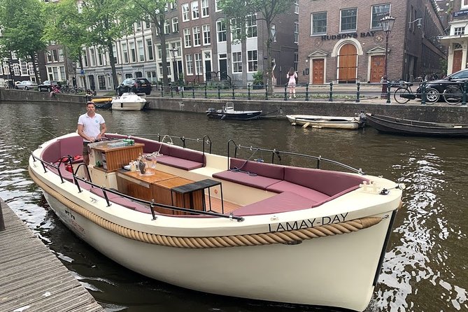 Amsterdam canal cruise in open boat – Guided tour - Stories, names, and the style of guiding