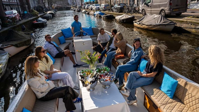 Amsterdam: Canal Cruise in Open Boat with Drink Option - The best time to ride