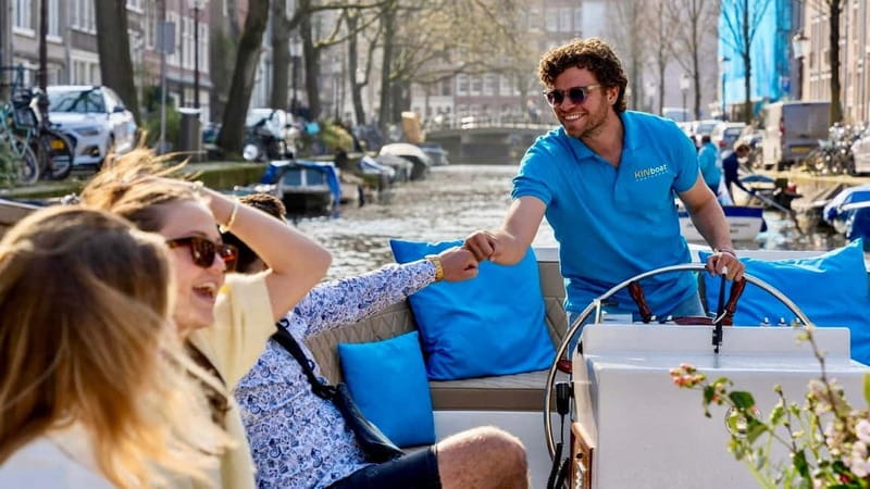 Amsterdam: Canal Cruise in Open Boat with Drink Option - What the live guiding adds