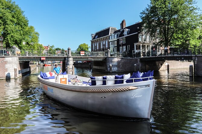 Amsterdam Canal Cruise in Open Boat with Unlimited Drinks Option - What the unlimited drinks option really means