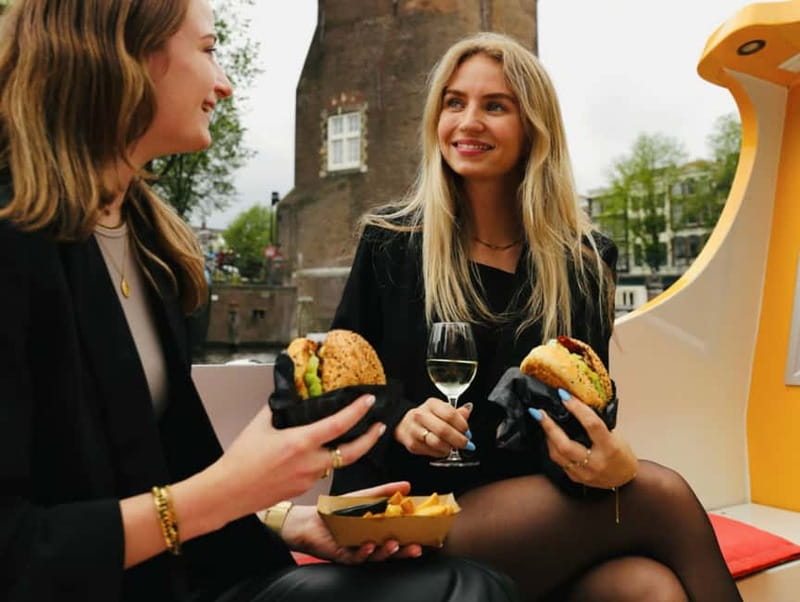 Amsterdam canal cruise with culinary burger or cheese & wine - Choosing between a burger and Dutch cheese