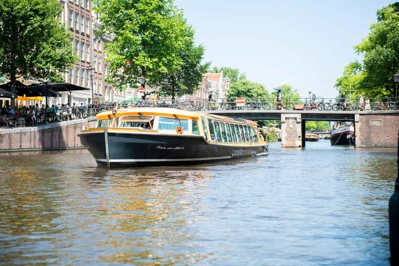 Amsterdam canal cruise with culinary burger or cheese & wine - What the boat adds to the evening