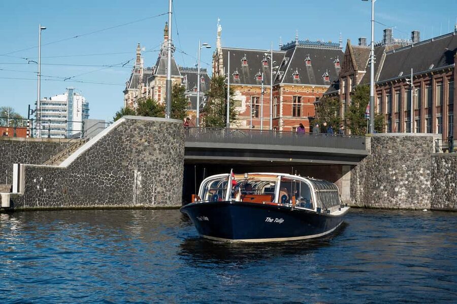 Amsterdam: Canal Cruise with Live Commentary & Audio Guide - Small details that make the ride better