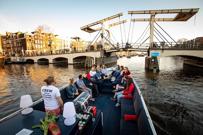 Amsterdam Canal Cruise With Live Guide and Unlimited Drinks - Old houses, houseboats, and small details