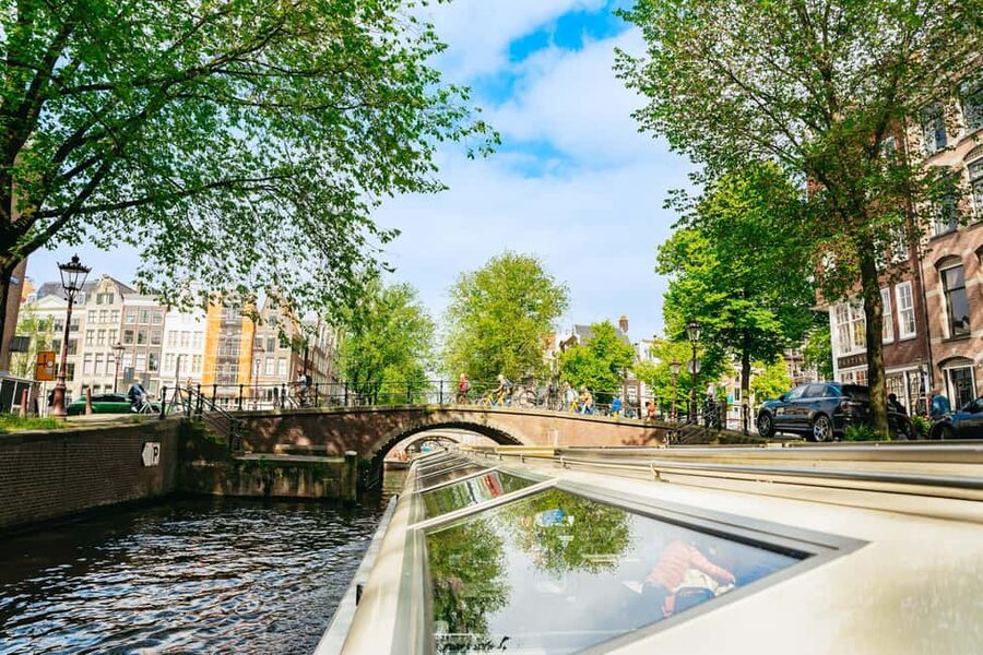 Amsterdam: City Canal Cruise and Rijksmuseum - Deciding on the snack box
