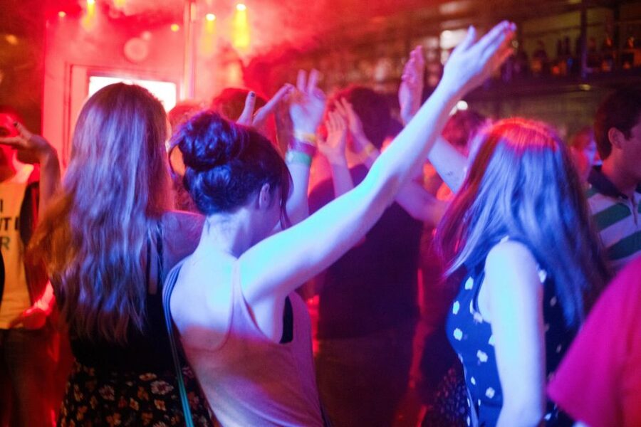 Amsterdam: City Center Bar Crawl and Nightlife Experience - Red Light option versus Leidseplein night