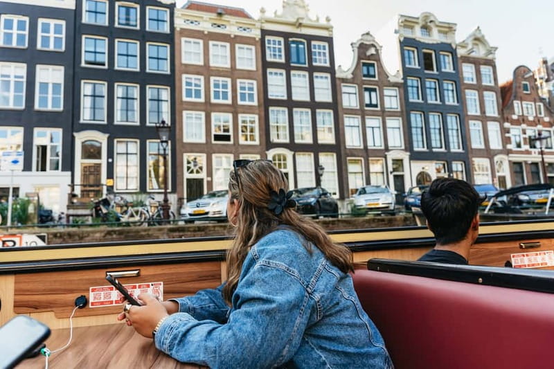 Amsterdam: City Centre Canal Cruise & Free Flower Cocktail - Audio commentary and the role of the captain