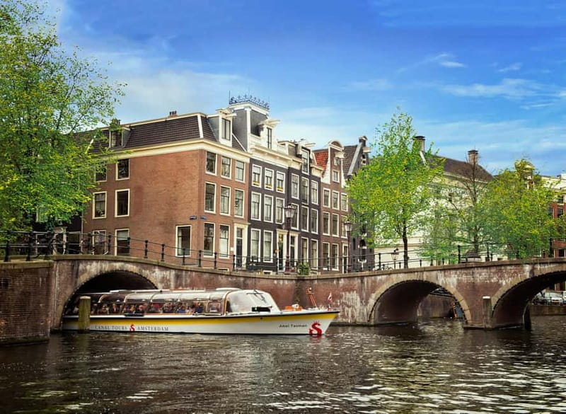 Amsterdam: City Centre Canal Cruise & Free Flower Cocktail - The flower cocktail and what to expect from the extra