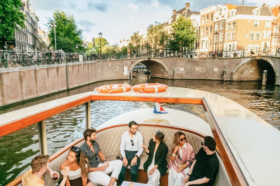 Amsterdam: Classic Boat Cruise with Optional Cheese & Wine - Grand Herengracht homes and the Golden Bend