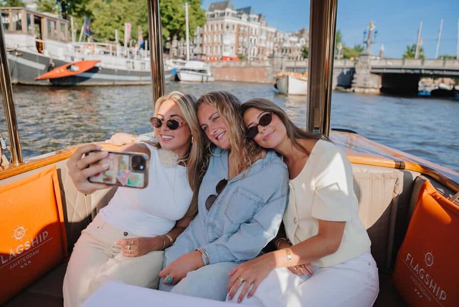 Amsterdam: Classic Boat Cruise with Optional Cheese & Wine - How the one-hour timing affects your day