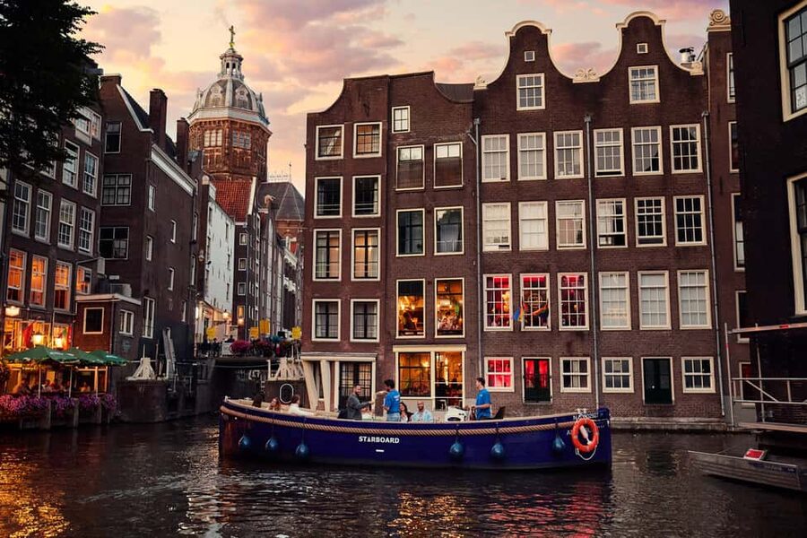 Amsterdam: Cozy Evening Canal Cruise With Open Bar Option - Key things to know before you book