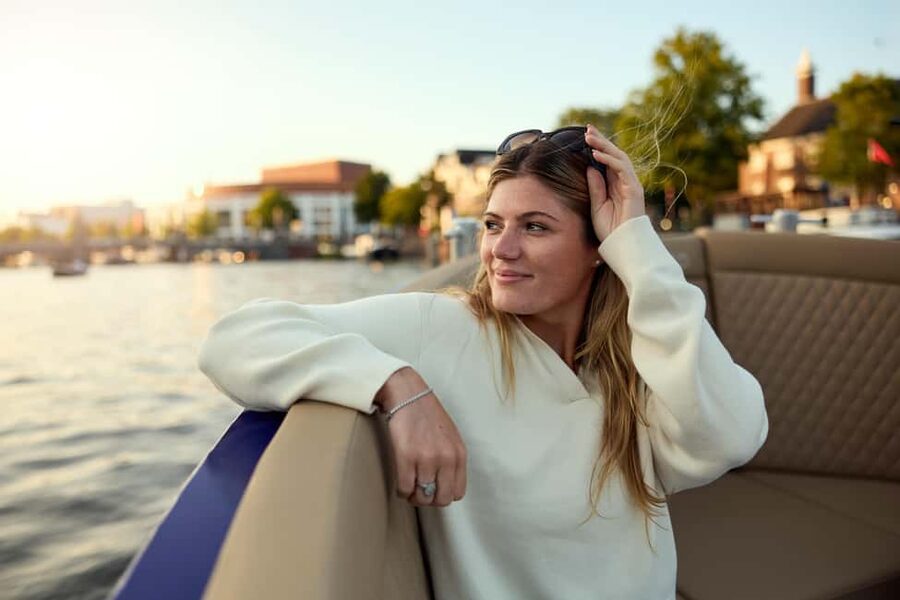 Amsterdam: Cozy Evening Canal Cruise With Open Bar Option - Why this short Amsterdam cruise works so well