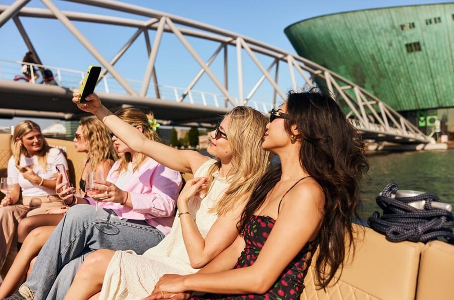 Amsterdam: Cozy Evening Canal Cruise With Open Bar Option - From the Red Light District to Sea Palace and NEMO
