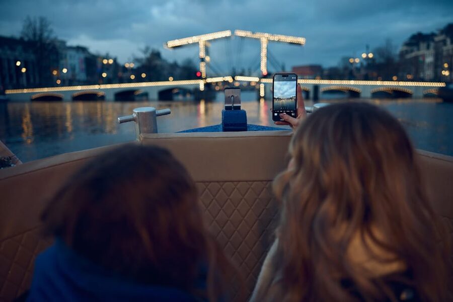 Amsterdam: Cozy Evening Canal Cruise With Open Bar Option - What the one-hour length means for your plans