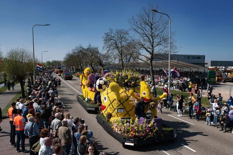 Amsterdam: Day Trip to Flower Parade & Keukenhof on April 18 - Booking, cancellation, and small practical details