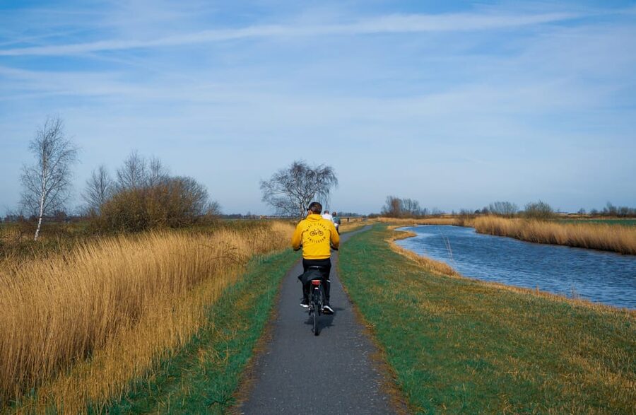 Amsterdam: Dutch Countryside E-Bike with Cheese & Clogs - Broek in Waterland and its quiet village streets