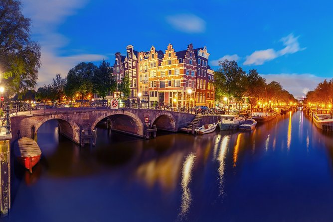 Amsterdam Evening Canal Cruise with Live Guide and Onboard Bar - Drinks, commentary, and the pace onboard